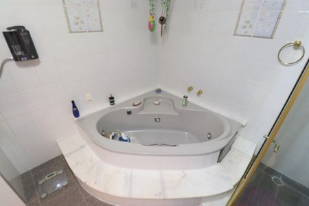 Casa à venda com 328m², 4 quartos e 6 vagasBanheiro da Suíte 2