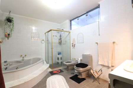 Casa à venda com 328m², 4 quartos e 6 vagasBanheiro da Suíte 2