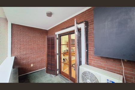 Casa à venda com 328m², 4 quartos e 6 vagas Casa à venda com 328m², 4 quartos e 6 vagasVaranda do Quarto