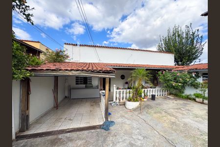 Casa à venda com 370m², 4 quartos e 9 vagasFachada