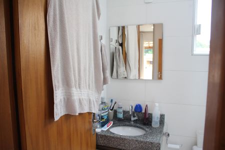 Casa à venda com 110m², 3 quartos e 2 vagasSuíte Banheiro