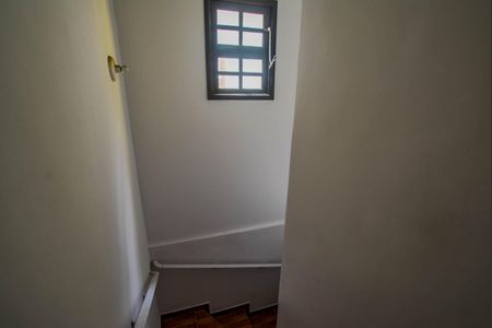 Casa à venda com 100m², 2 quartos e 2 vagas Casa à venda com 100m², 2 quartos e 2 vagasEscada
