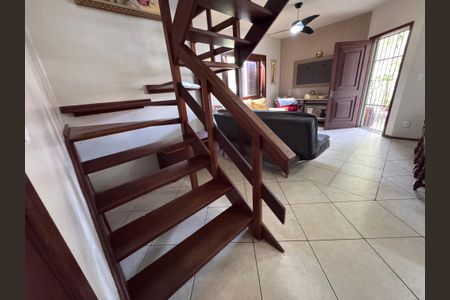 Casa à venda com 200m², 3 quartos e 3 vagasEscada para os Quartos