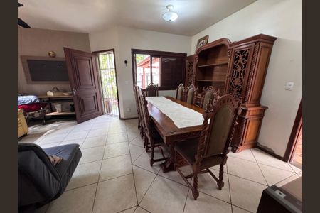 Casa à venda com 200m², 3 quartos e 3 vagasSala