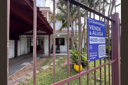 Casa à venda com 200m², 3 quartos e 3 vagasFachada e Placa