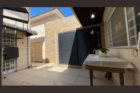 Casa de condomínio à venda com 160m², 4 quartos e 3 vagas Casa de condomínio à venda com 160m², 4 quartos e 3 vagasÁrea Externa