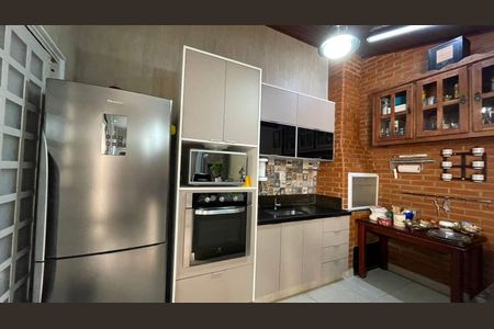 Casa de condomínio à venda com 160m², 4 quartos e 3 vagas Casa de condomínio à venda com 160m², 4 quartos e 3 vagasCozinha