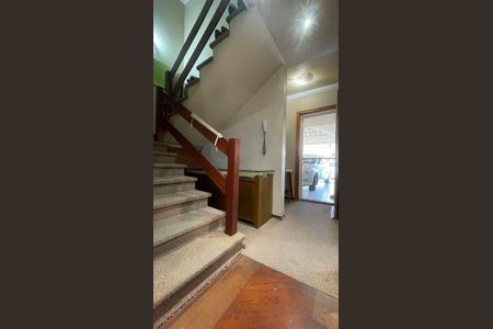 Casa de condomínio à venda com 160m², 4 quartos e 3 vagas Casa de condomínio à venda com 160m², 4 quartos e 3 vagasEscada