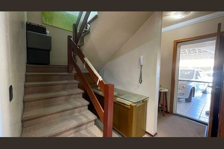 Casa de condomínio à venda com 160m², 4 quartos e 3 vagas Casa de condomínio à venda com 160m², 4 quartos e 3 vagasEscada