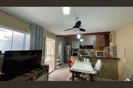 Casa de condomínio à venda com 160m², 4 quartos e 3 vagas Casa de condomínio à venda com 160m², 4 quartos e 3 vagasSala