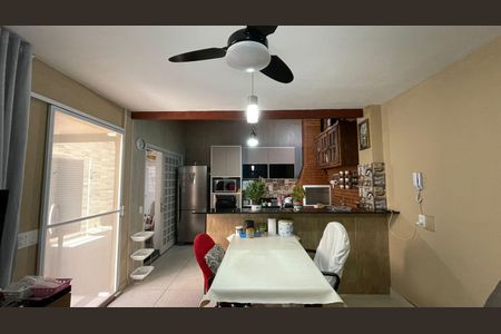 Casa de condomínio à venda com 160m², 4 quartos e 3 vagas Casa de condomínio à venda com 160m², 4 quartos e 3 vagasSala