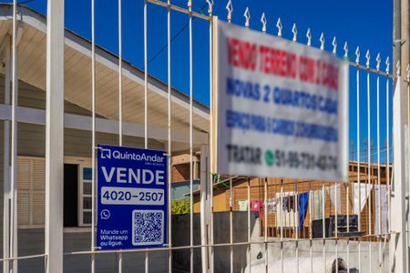 Casa à venda com 99m², 4 quartos e 6 vagas Casa à venda com 99m², 4 quartos e 6 vagasPlaquinha