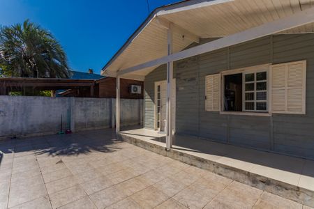 Casa à venda com 99m², 4 quartos e 6 vagas Casa à venda com 99m², 4 quartos e 6 vagasQuintal