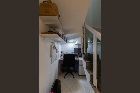 Casa à venda com 102m², 3 quartos e 2 vagasEscada