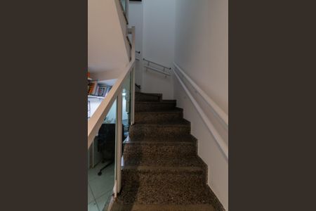 Casa à venda com 102m², 3 quartos e 2 vagasEscada