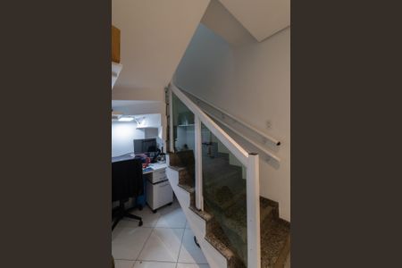 Casa à venda com 102m², 3 quartos e 2 vagasEscada