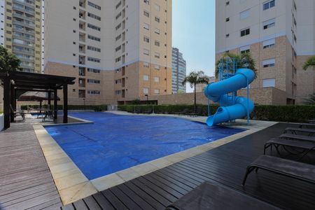 Apartamento à venda com 145m², 3 quartos e 3 vagas Apartamento à venda com 145m², 3 quartos e 3 vagasÁrea comum - Piscina