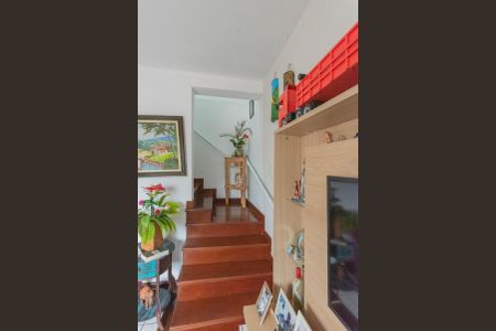 Apartamento à venda com 160m², 3 quartos e 3 vagas Apartamento à venda com 160m², 3 quartos e 3 vagasEscada