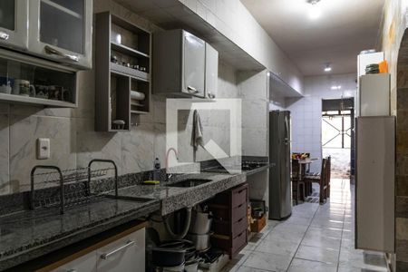 Casa à venda com 360m², 8 quartos e 1 vaga Casa à venda com 360m², 8 quartos e 1 vagaCozinha