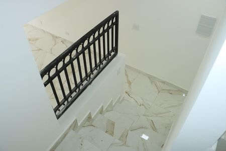 Casa de condomínio para alugar com 206m², 3 quartos e 4 vagasEscada