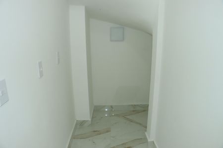 Casa de condomínio para alugar com 206m², 3 quartos e 4 vagasEscada