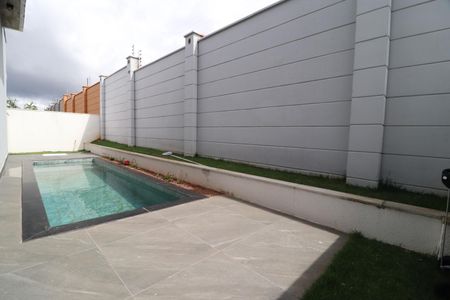 Casa de condomínio para alugar com 218m², 4 quartos e 2 vagasPiscina
