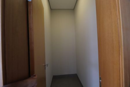 Casa de condomínio para alugar com 218m², 4 quartos e 2 vagasDispensa