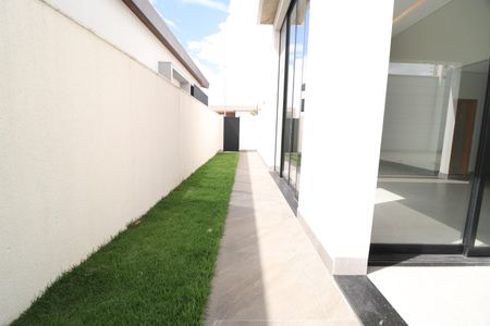 Casa de condomínio para alugar com 218m², 4 quartos e 2 vagasCorredor