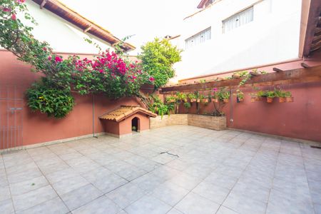 Casa à venda com 337m², 3 quartos e 6 vagas Casa à venda com 337m², 3 quartos e 6 vagasQuintal