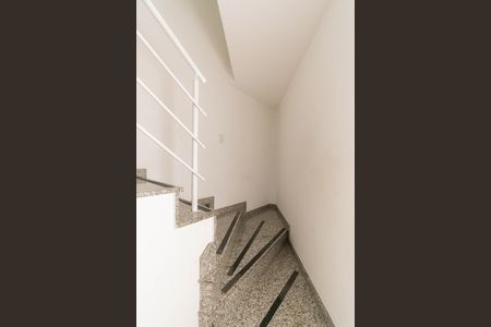 Casa à venda com 72m², 2 quartos e 2 vagas Casa à venda com 72m², 2 quartos e 2 vagasEscada