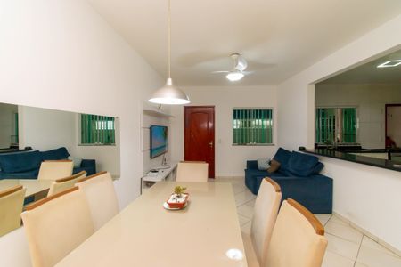 Casa à venda com 72m², 2 quartos e 2 vagas Casa à venda com 72m², 2 quartos e 2 vagasSala
