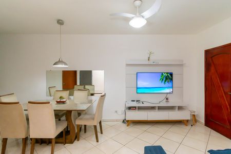 Casa à venda com 72m², 2 quartos e 2 vagas Casa à venda com 72m², 2 quartos e 2 vagasSala