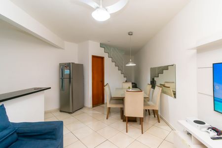 Casa à venda com 72m², 2 quartos e 2 vagas Casa à venda com 72m², 2 quartos e 2 vagasSala