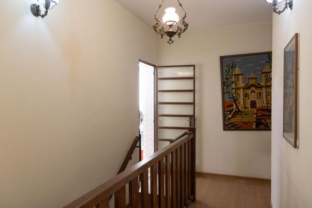 Casa à venda com 173m², 5 quartos e 4 vagas Casa à venda com 173m², 5 quartos e 4 vagasEscada