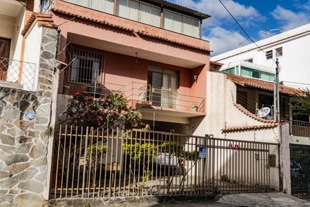 Casa à venda com 173m², 5 quartos e 4 vagas Casa à venda com 173m², 5 quartos e 4 vagasFachada