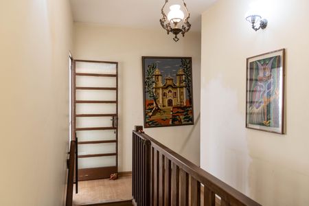 Casa à venda com 173m², 5 quartos e 4 vagas Casa à venda com 173m², 5 quartos e 4 vagasEscada