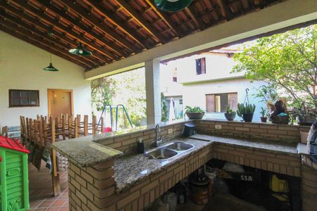 Casa à venda com 245m², 4 quartos e 4 vagas Casa à venda com 245m², 4 quartos e 4 vagasChurrasqueira