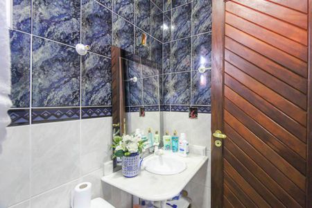 Casa à venda com 245m², 4 quartos e 4 vagas Casa à venda com 245m², 4 quartos e 4 vagasBanheiro