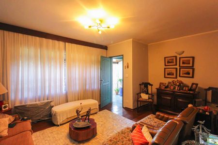 Casa à venda com 245m², 4 quartos e 4 vagas Casa à venda com 245m², 4 quartos e 4 vagasSala