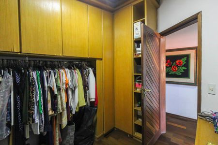 Casa à venda com 245m², 4 quartos e 4 vagas Casa à venda com 245m², 4 quartos e 4 vagasQuarto 1