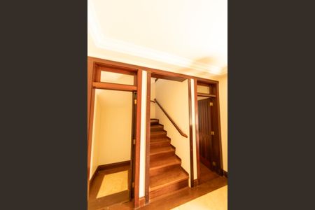 Casa de condomínio para alugar com 750m², 6 quartos e 4 vagas Casa de condomínio para alugar com 750m², 6 quartos e 4 vagasEscada