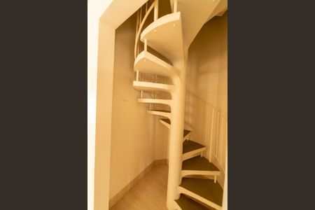 Casa de condomínio para alugar com 750m², 6 quartos e 4 vagas Casa de condomínio para alugar com 750m², 6 quartos e 4 vagasEscada