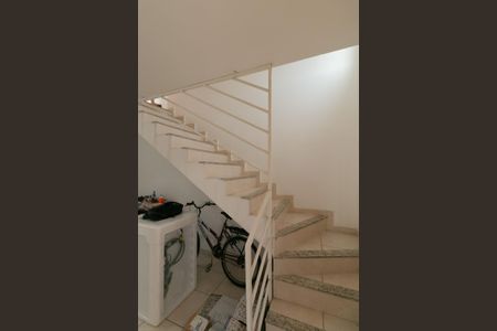 Casa à venda com 70m², 2 quartos e 1 vaga Casa à venda com 70m², 2 quartos e 1 vagaEscada