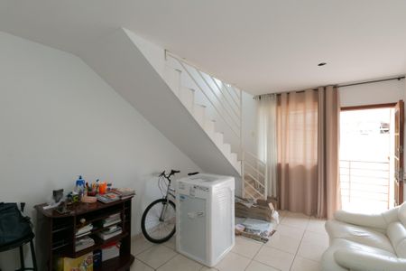 Casa à venda com 70m², 2 quartos e 1 vaga Casa à venda com 70m², 2 quartos e 1 vagaSala