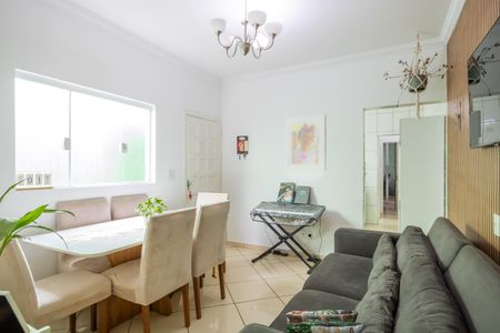 Casa à venda com 125m², 2 quartos e 2 vagas Casa à venda com 125m², 2 quartos e 2 vagasSala