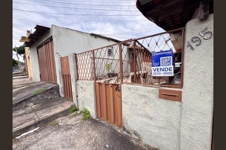 Casa à venda com 192m², 3 quartos e 2 vagas Casa à venda com 192m², 3 quartos e 2 vagasFachada
