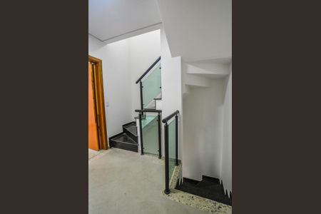 Casa à venda com 130m², 3 quartos e 2 vagas Casa à venda com 130m², 3 quartos e 2 vagasEscada