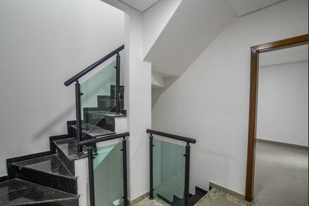 Casa à venda com 130m², 3 quartos e 2 vagas Casa à venda com 130m², 3 quartos e 2 vagasEscada