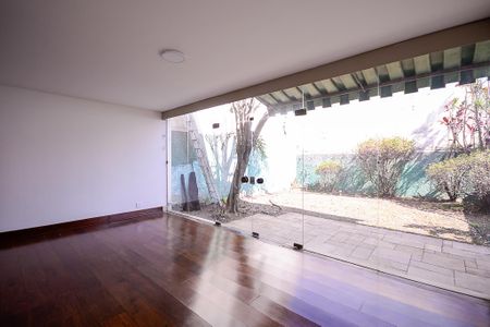 Casa à venda com 220m², 5 quartos e 4 vagasSala