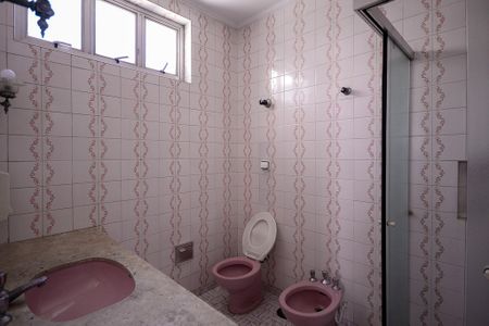 Casa à venda com 220m², 5 quartos e 4 vagasBanheiro do quarto 4